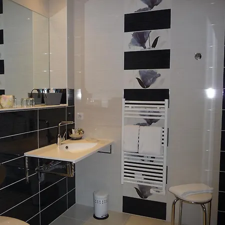 Hotel Domaine De L'echassier, The Originals Relais