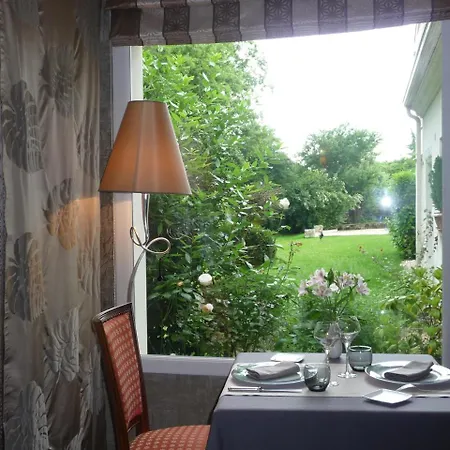 Hotel Domaine De L'echassier, The Originals Relais Chateaubernard