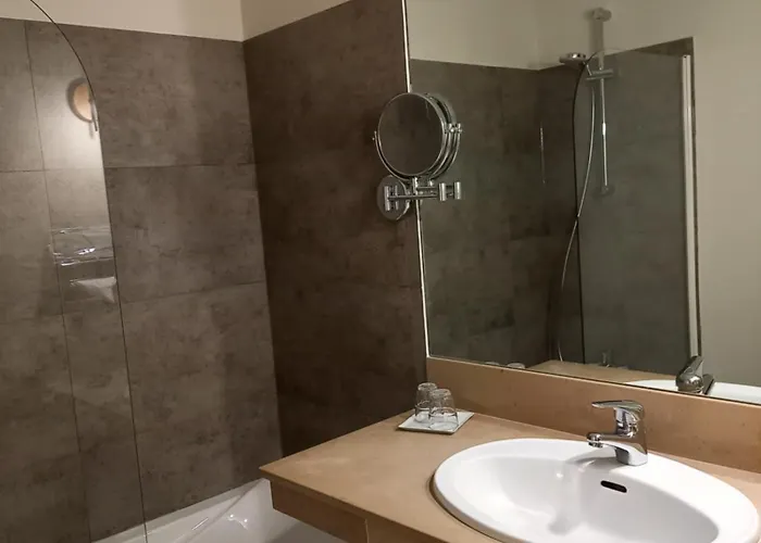 Hotel Domaine De L'echassier, The Originals Relais